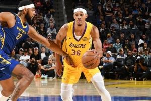 贝兹利砍27+13！湖媒：还用找其他内线？至少给他个训练营合同