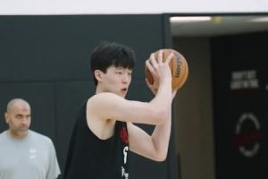 小手一抖助攻+1！杨瀚森训练中声东击西送妙传 助队友扣空篮