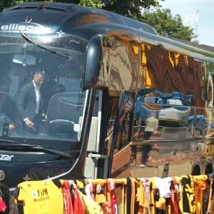 深切悼念🕯️狼队社媒：教练组和球员献花悼念若塔