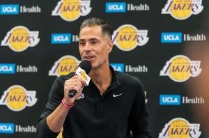 美记：湖人正积极寻找侧翼防守者 我预计他们会在月底前弄来一个