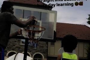 亲子时光🥰恩比德用足球教儿子打篮球 后者3投全部空心入网