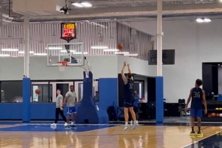 天赋溢出🤩弗拉格训练侧翼三分 1分多钟持球三分9投全中