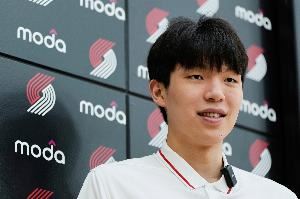 开拓者队记：杨瀚森一上来就送出漂亮的助攻 赏心悦目！