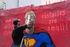 庆祝18岁生日，街头艺术家Tvboy为亚马尔绘制超级英雄壁画