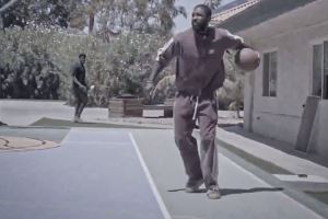 欧文已经可以简单打球玩耍了！这动作依旧潇洒！