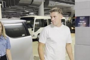 阿森纳官方晒视频：新援约克雷斯抵达新加坡，与一线队会合