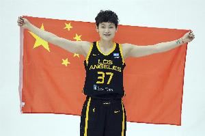 《人物》杂志：杨力维在2019年收到来自WNBA的合同 但国内不让去