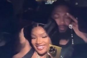 你侬我侬🥰英格拉姆和说唱歌手格洛丽亚在车内合影 表情甜蜜