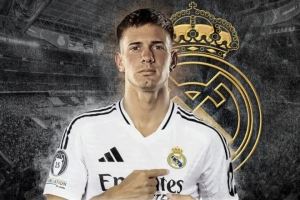 马卡介绍马斯坦托诺皇马生涯第一天：松弛感十足，驻足为球迷签名