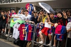 世体：大邱球迷热烈迎接巴萨，约百人在酒店外守候