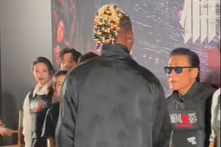 吉米仔vs大D！🎣巴特勒出席电影宣传 握手梁家辉