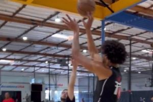 转型空间型内线？🎯湖人博主晒海斯训练视频 三分出手连续命中