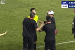 跪了！梅州禁区倒地没吹后亚泰破门，梅州工作人员激动向主裁下跪