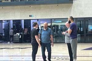 来求职？前尼克斯主帅锡伯杜现身太阳训练馆