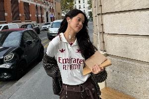 你也是枪迷？欧阳娜娜穿阿森纳第二客场球衣，漫步巴黎街头