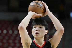 媒体人：杨瀚森对抗状态下左手爱扒拉 因核心力量和对抗能力不足