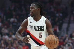 这进攻不像你！朱-霍勒迪外线神准 13中8&三分9中6轰24分7板7助