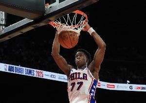 美记：埃奇库姆费城主场首秀真是精彩绝伦 他下场时球迷热烈鼓掌