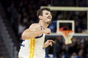 科尔:波斯特是比赛焦点 他毫无畏惧进关键球防守很棒为他高兴