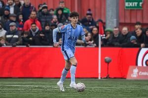 伤病满营！镜报：热刺小将阿奇-格雷小腿受伤，预计缺阵一个月