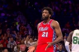 虽迟但到!恩比德VS绿军打成2+1后做出大尺度庆祝动作 被罚5万刀